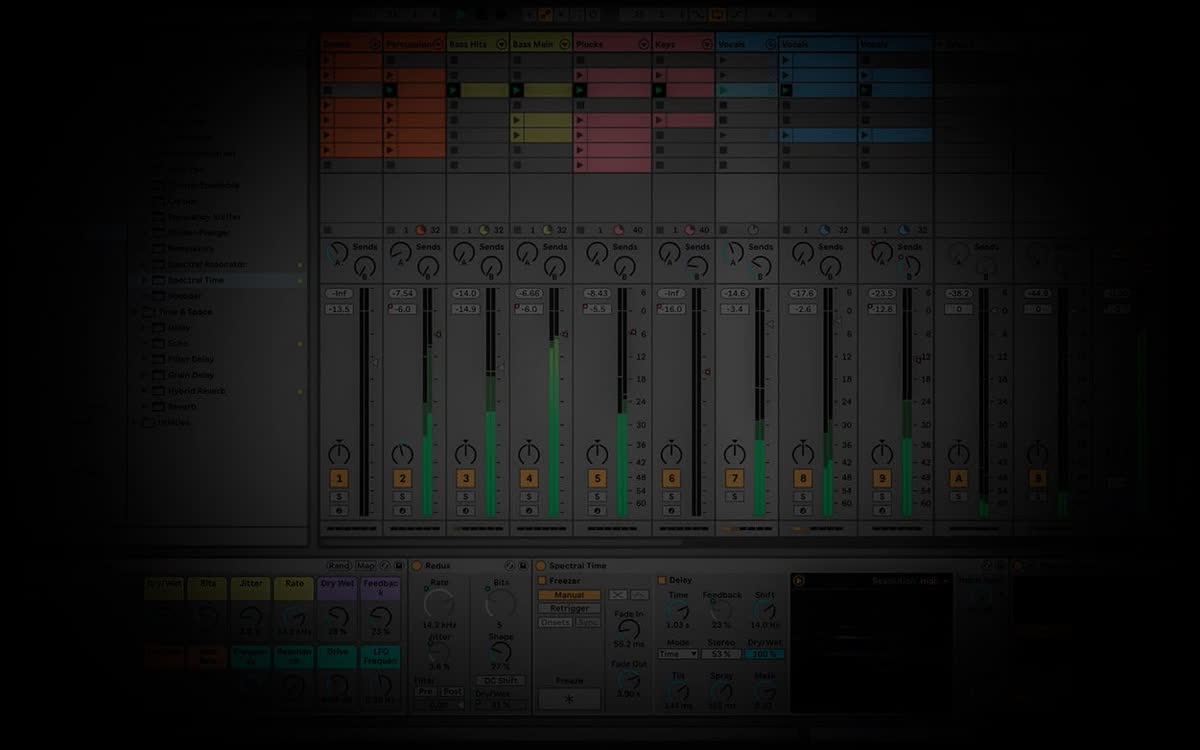 La mesa de mezclas de Ableton Live con las pistas de un proyecto