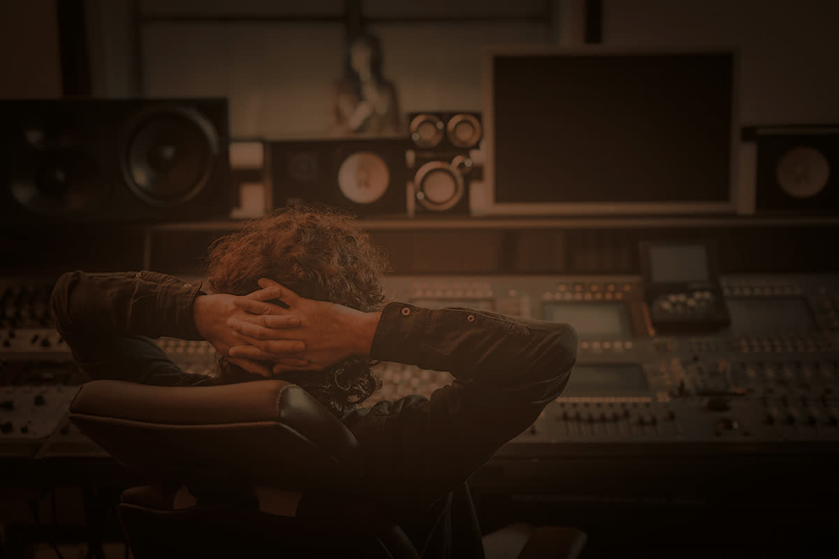 El productor musical de Suenariplay trabajando una sesión en el estudio